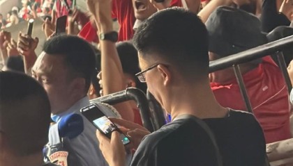 国足被淘汰后，现场有印尼球迷向中国球迷高举标语：机场走这边